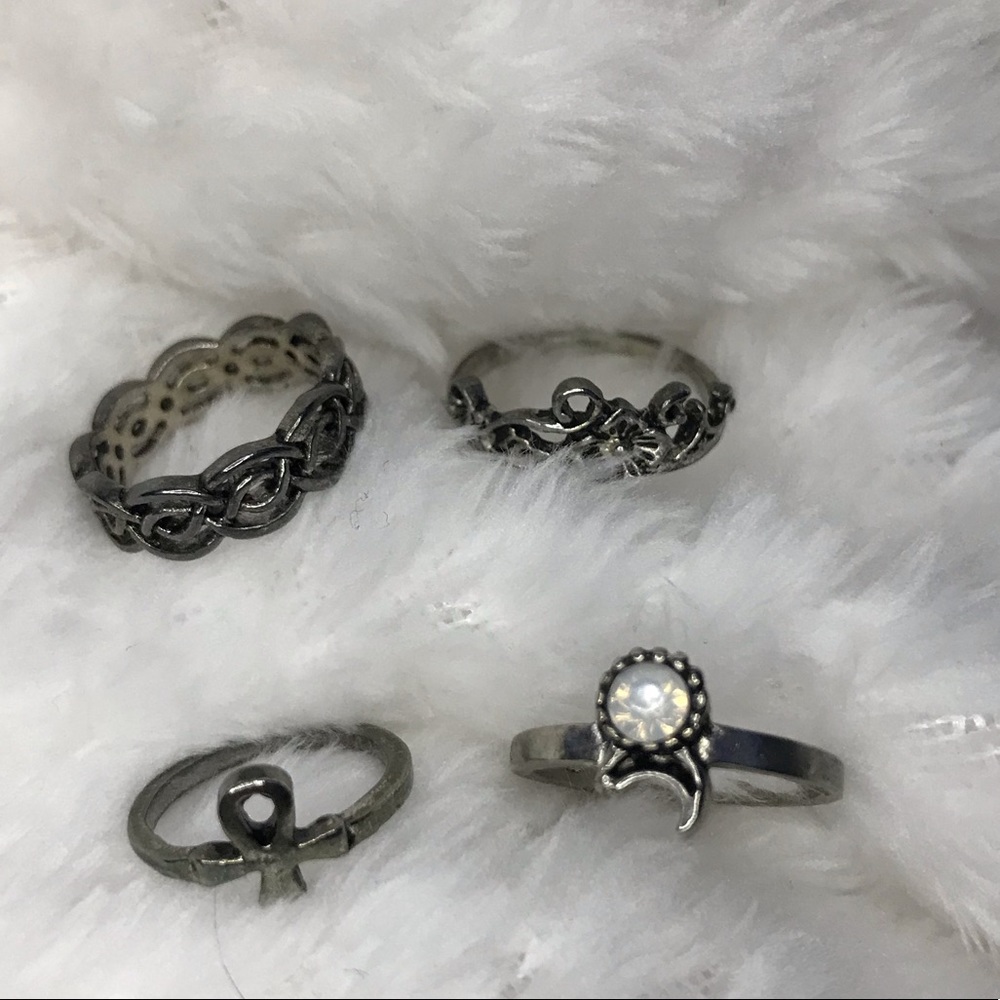 This is a set of rings, they don’t fit my fingers anymore.